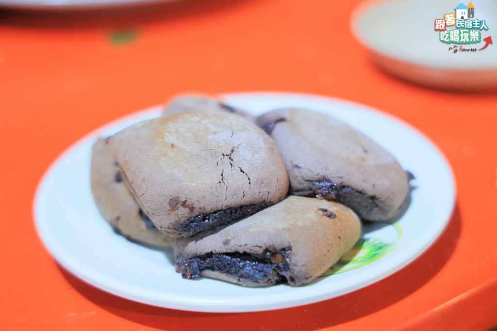 娜滋滋烤魚原住民傳統糕點,外皮帶烤色內餡為黑芝麻或黑糖,軟Q收尾