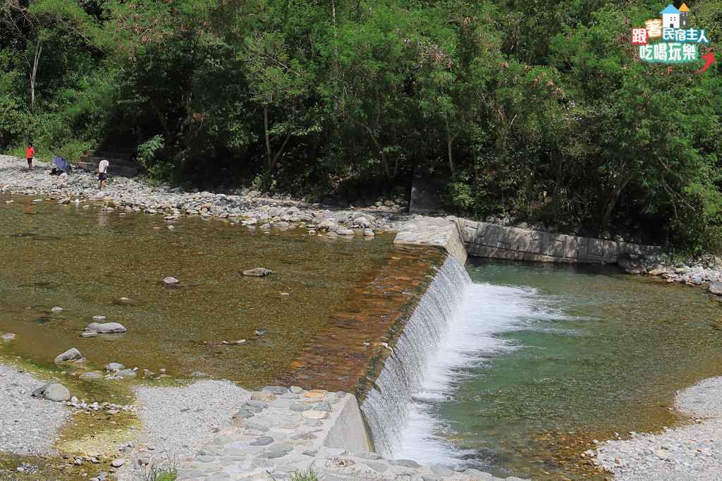 白鮑溪上游卵石圍成心形的小水池,池水呈現湖綠色