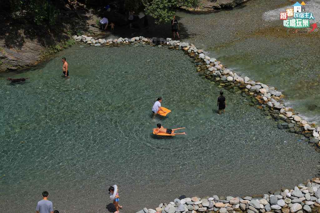 白鮑溪上游峽谷入口,兩側岩壁開始夾近,地面可見鏽蝕鐵軌遺跡