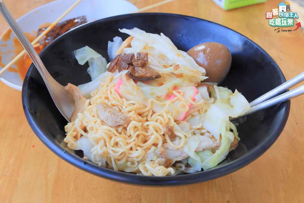 近拍王子麵吸飽滷汁後的深色醬香麵條,與清脆高麗菜絲的搭配