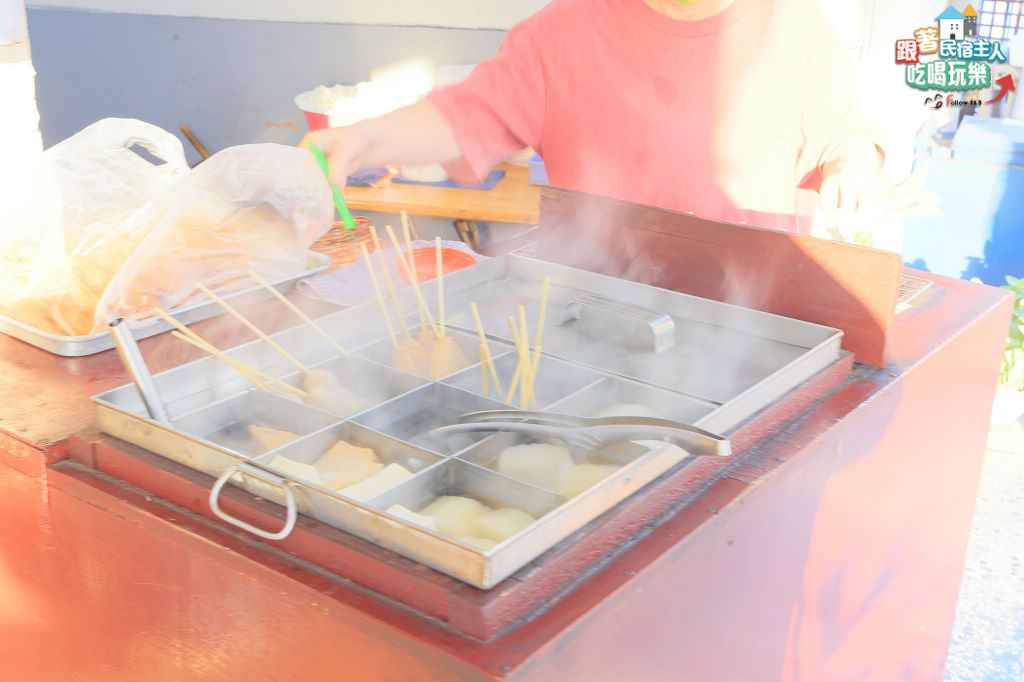 關東煮鐵盤冒出白茫茫熱氣,多種食材泡在滾燙湯底中