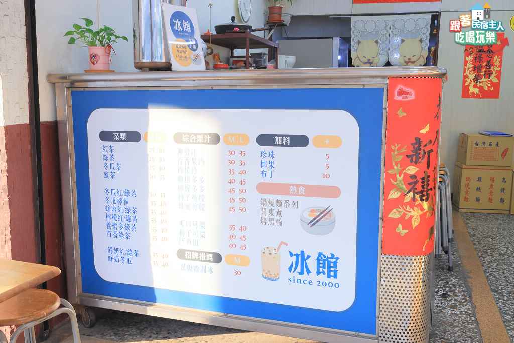 老闆夫妻兩人在攤前默契配合,一人準備碗料一人顧爐火的日常工作畫面