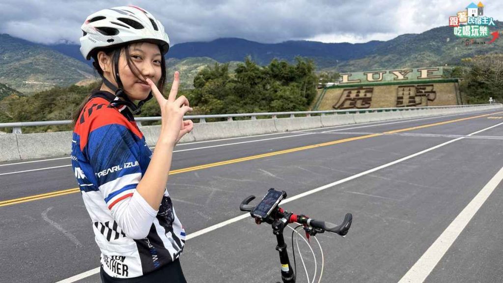初鹿夢想家實驗中學校門口旁單車停靠的旅行紀念照