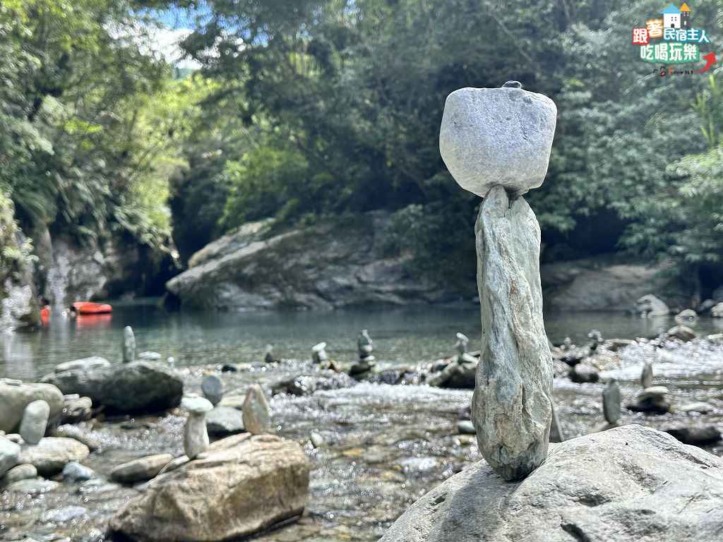 白鮑溪峽谷兩側岩壁越夾越窄,遊客扶著岩壁小心涉水前進