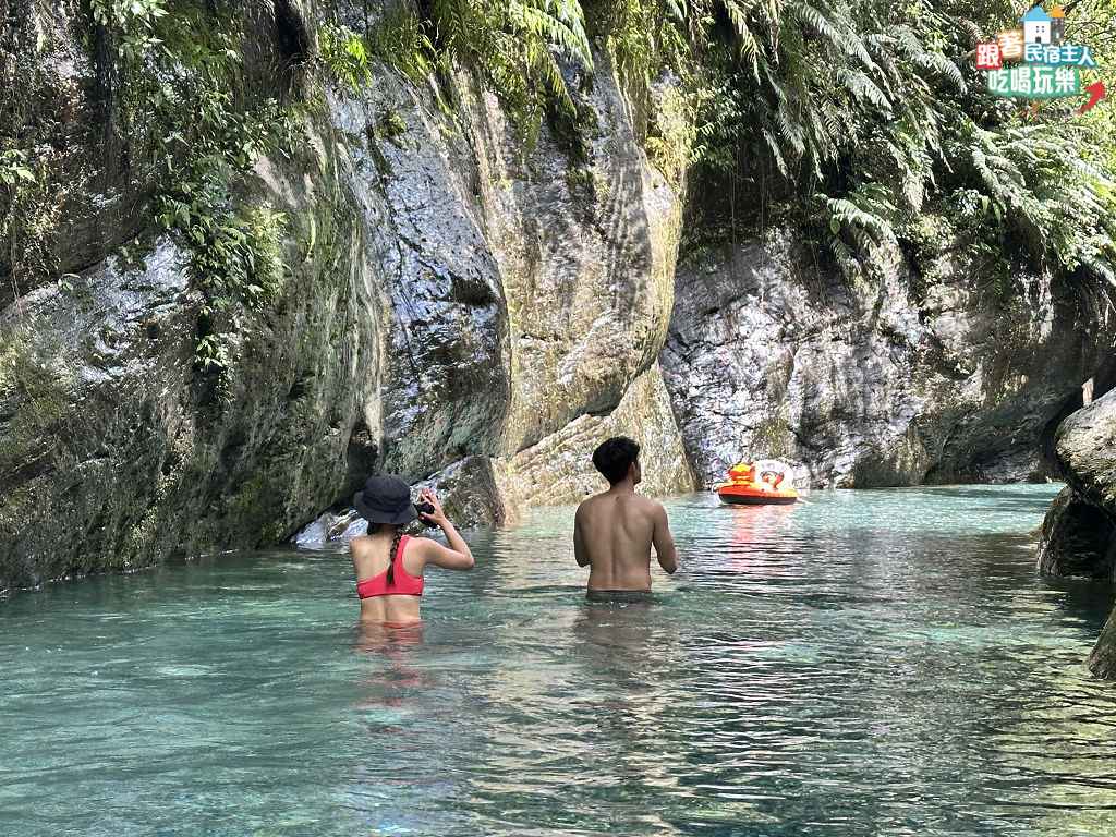 白鮑溪峽谷從上方俯拍,藍綠色水道在陽光下透出石頭紋理
