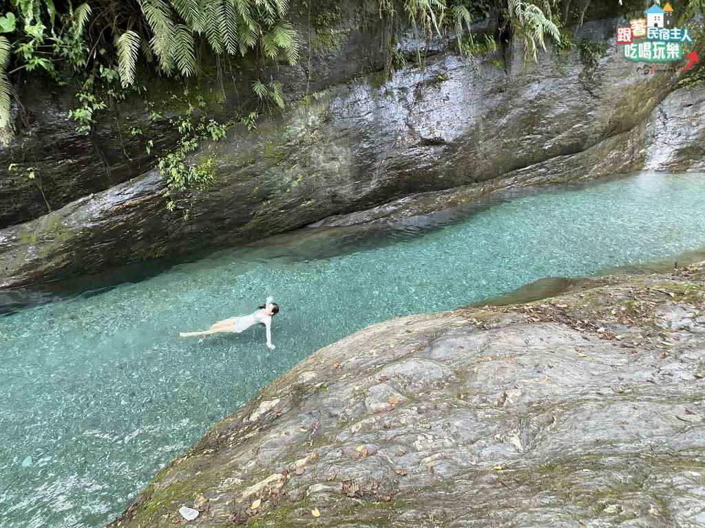 白鮑溪峽谷遊客坐在泳圈上自拍,天然岩壁框出絕美取景角度