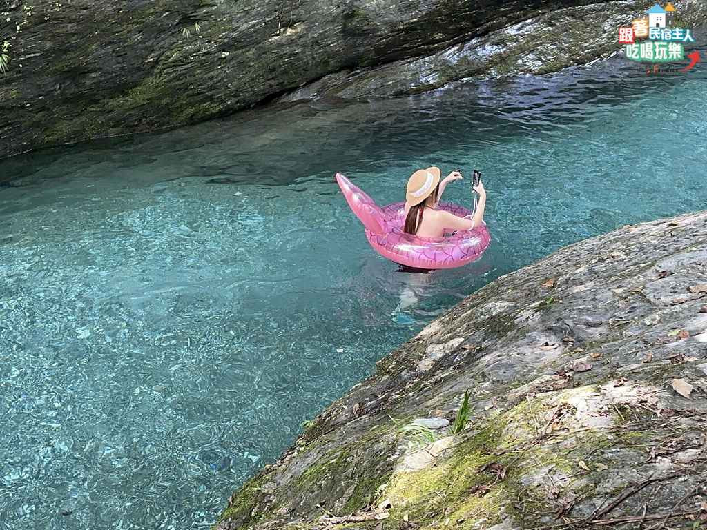 白鮑溪戴上蛙鏡下水游泳,水質清澈可見水中划水動作