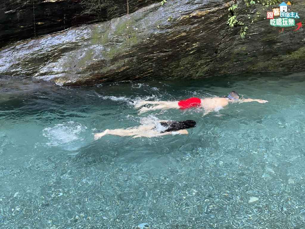 花蓮白鮑溪全景,碧綠溪水蜿蜒於壽豐鄉山谷之間