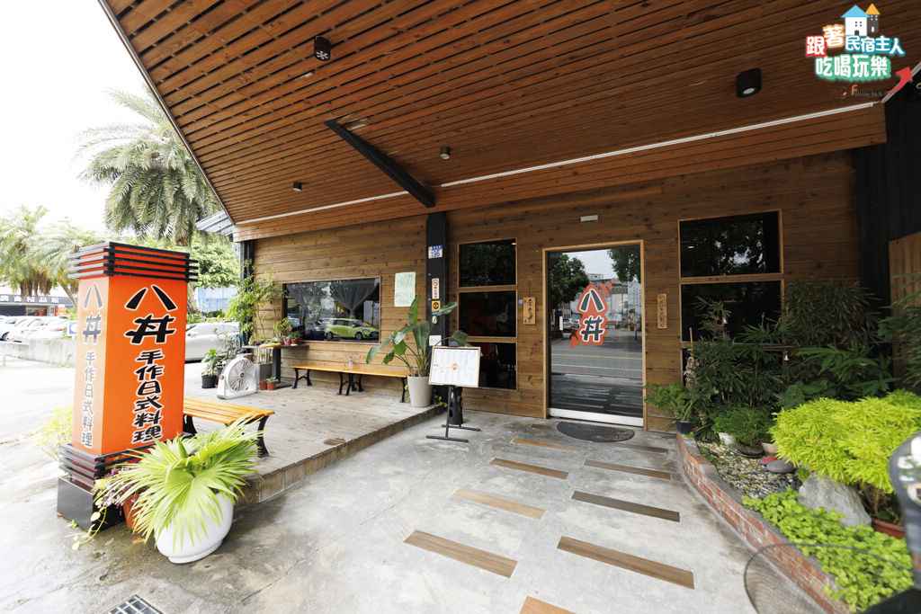 花蓮八丼店內用餐環境,木地板搭配木質桌椅,燈光溫暖,中午時段座無虛席
