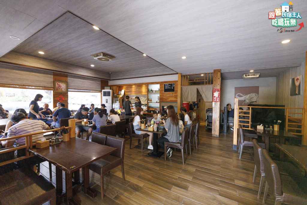 花蓮八丼店門口長凳候位區,木質日式風格裝潢,等候客人整齊排列