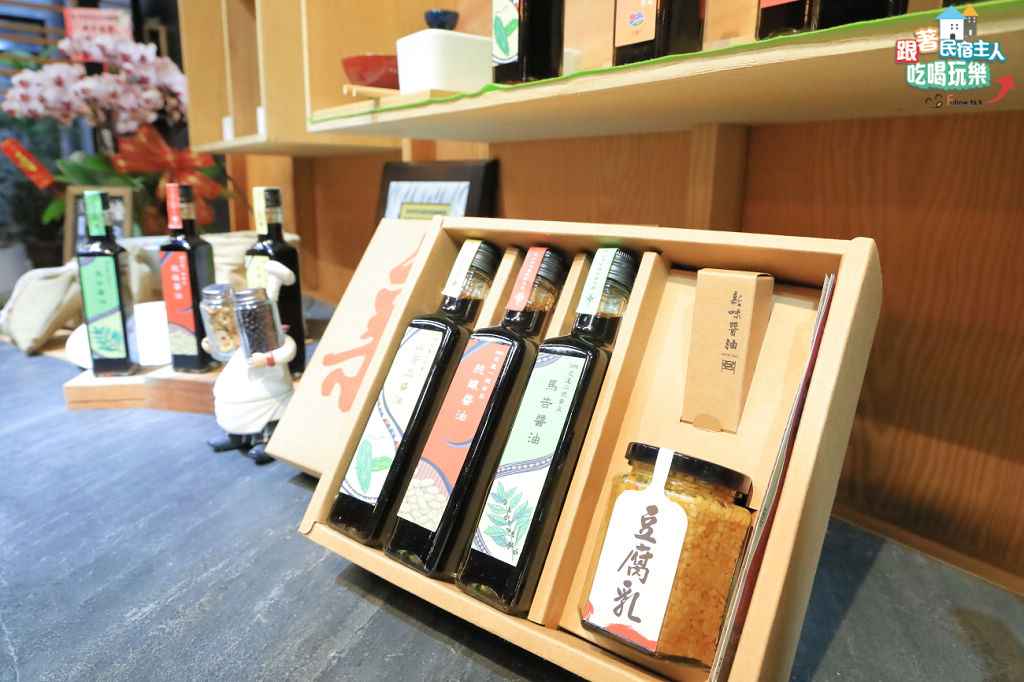 展示門市內用老木櫃打燈陳列的醬油產品,每一瓶都像精品選物