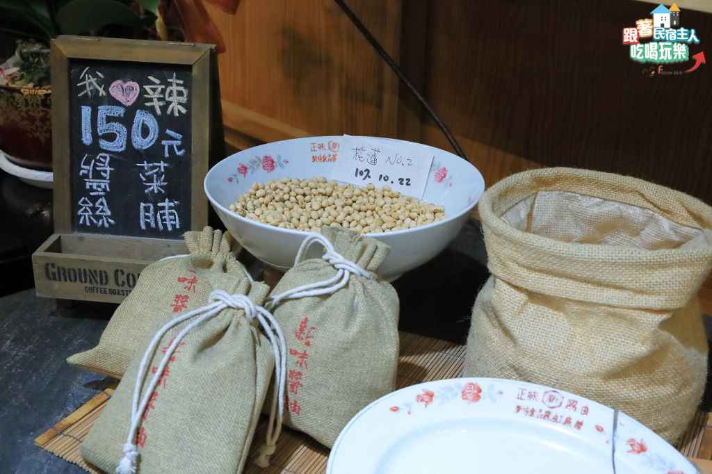 師傅雙手在竹篩裡翻動豆麥,讓每一粒麴菌均勻附著在黃豆表面