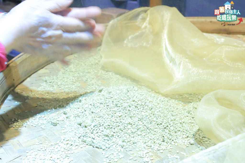 花蓮新味醬油的一整年自然發酵大缸,醬色深邃、香氣醇厚