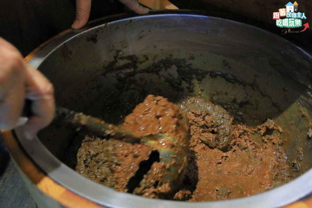 新味醬油三款核心商品陳列:海淬醬油、初榨醬油、醬油膏,搭配現代簡約包裝