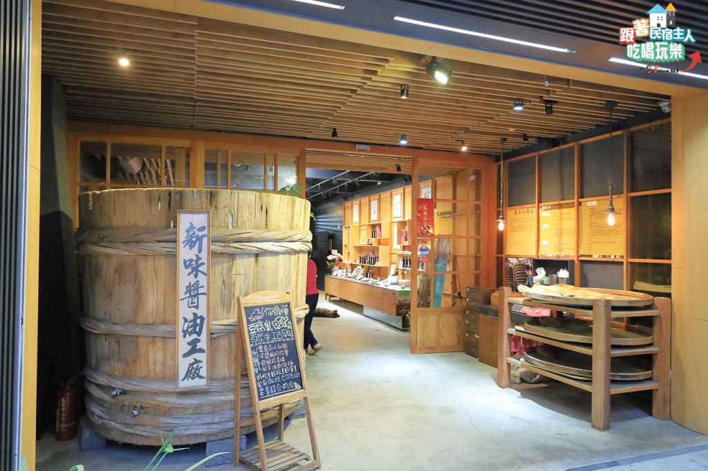 新味醬油門口展示的巨型退役釀造木桶,見證花蓮百年醬油工藝的歷史