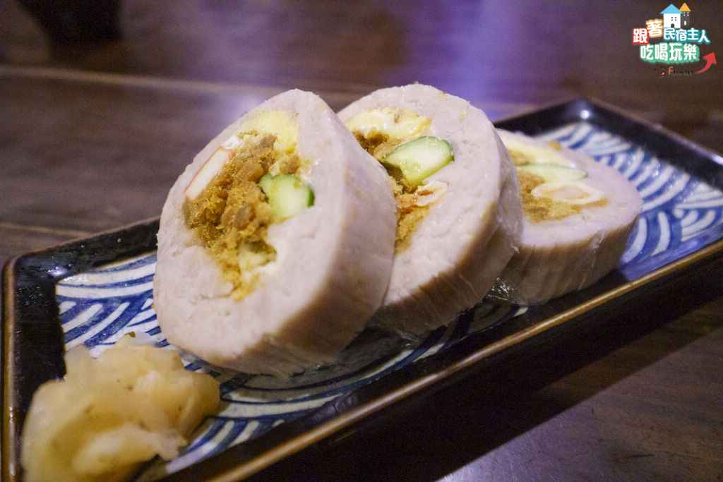 八丼手作芋頭壽司卷切開後露出肉鬆與小黃瓜內餡,米粒扎實飽滿