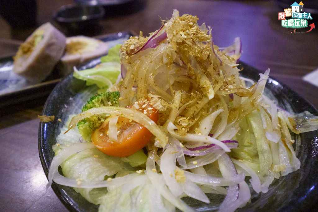 花蓮八丼招牌海鮮丼飯,鮭魚厚切油亮,搭配魚卵與蔥花擺盤精緻