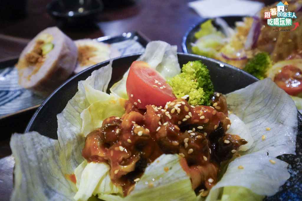 八丼壽司拼盤,鮭魚、鮪魚、干貝握壽司整齊排列,魚料切得厚實大方