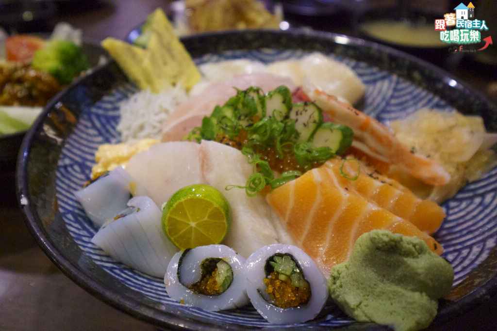 花蓮八丼近半斤重的豬排丼切片後鋪滿整個竹盤,外皮金黃酥脆
