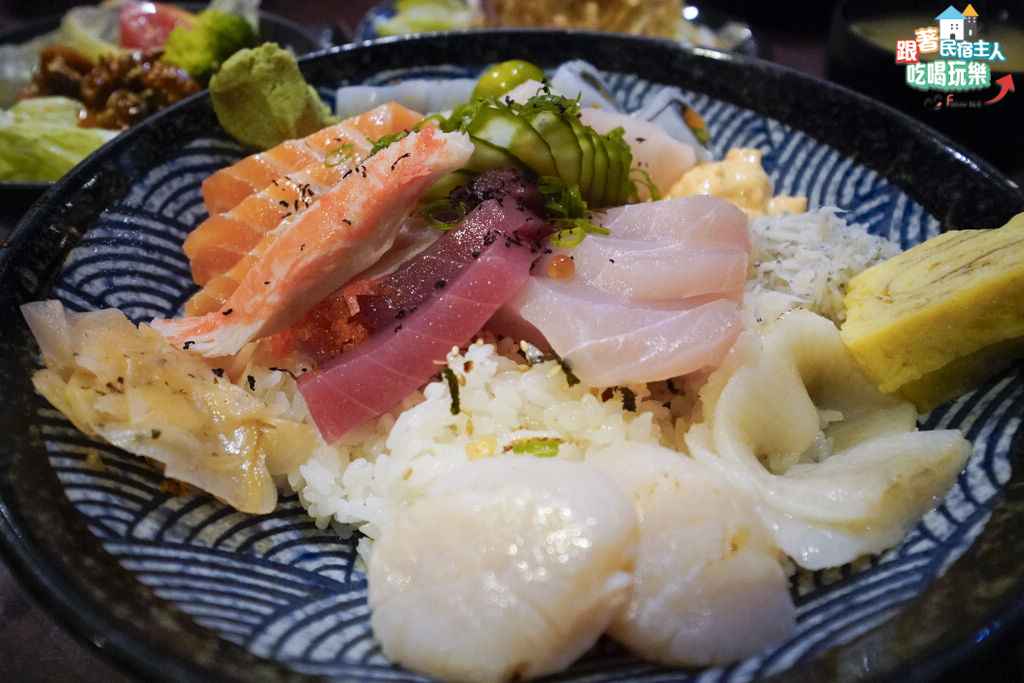 花蓮八丼手作日式料理店門口木質招牌與橘色燈箱,傍晚時分格外顯眼