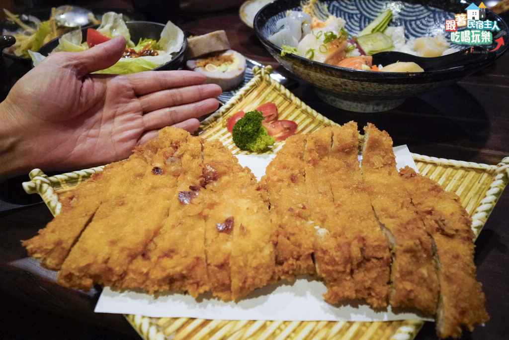 八丼沙拉盤,洋蔥絲堆成小山,搭配芝麻炙烤香料與炙燒番茄