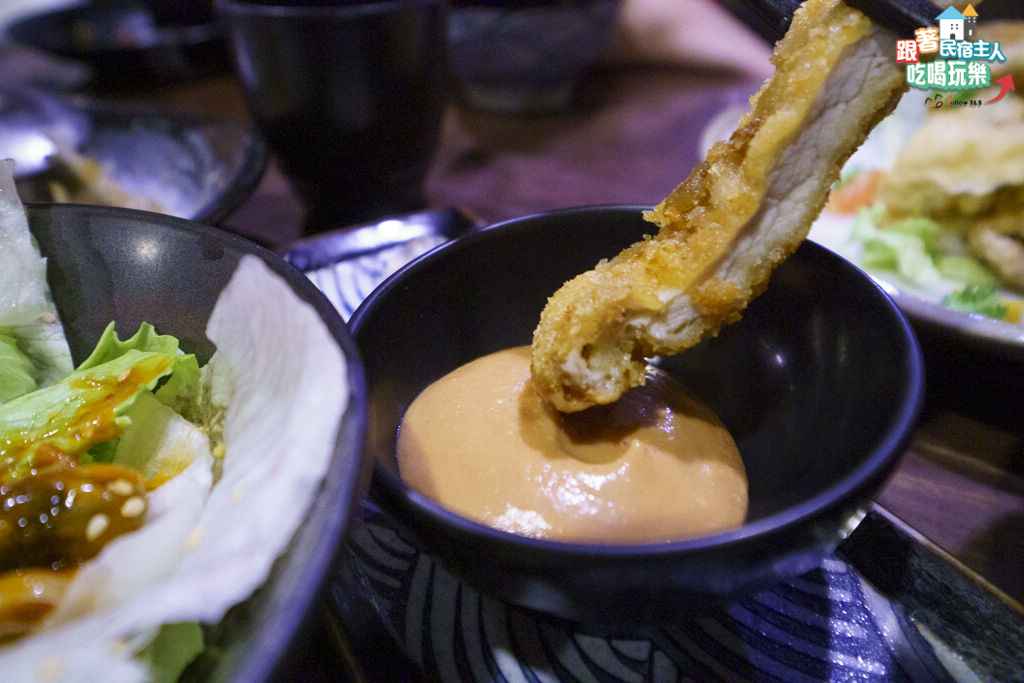 花蓮八丼涼拌螺肉,深色醬汁配上高麗菜葉,Q彈嚼勁十足