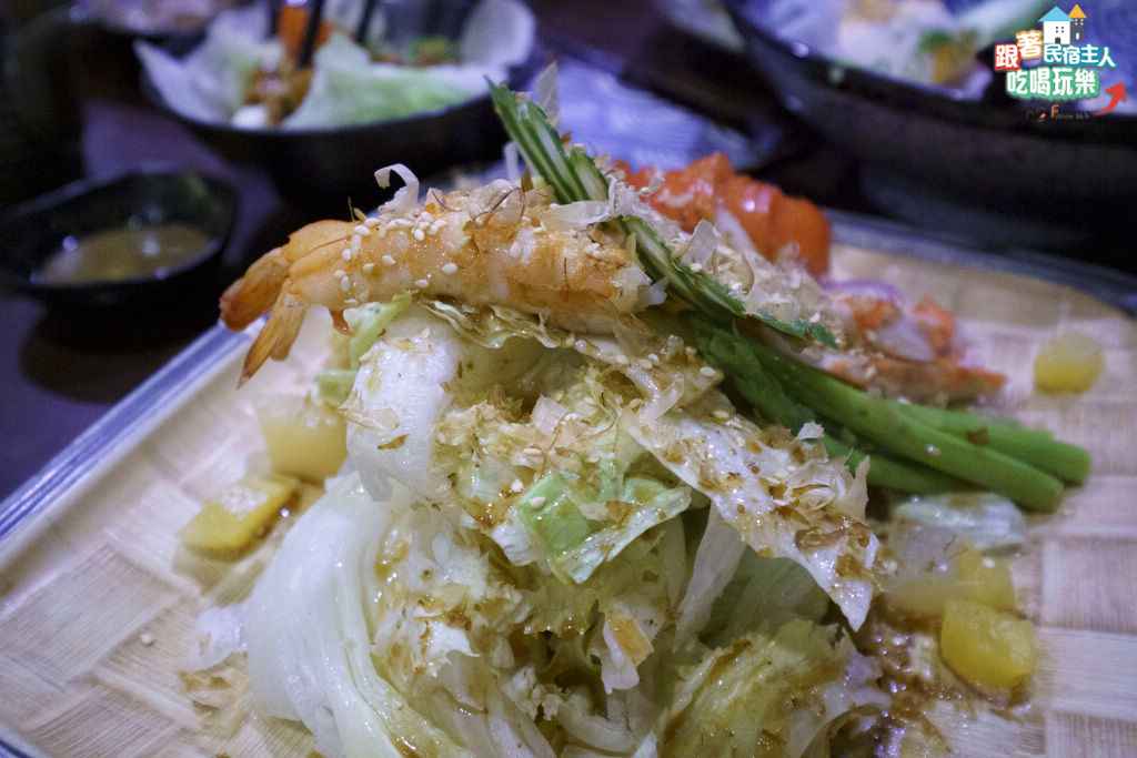 八丼炸物拼盤,麵衣金黃酥脆,搭配番茄與花椰菜解膩