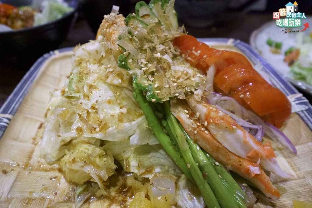 八丼生菜蝦盤,橘紅色蝦身配翠綠蘆筍,撒上芝麻與柴魚片提味
