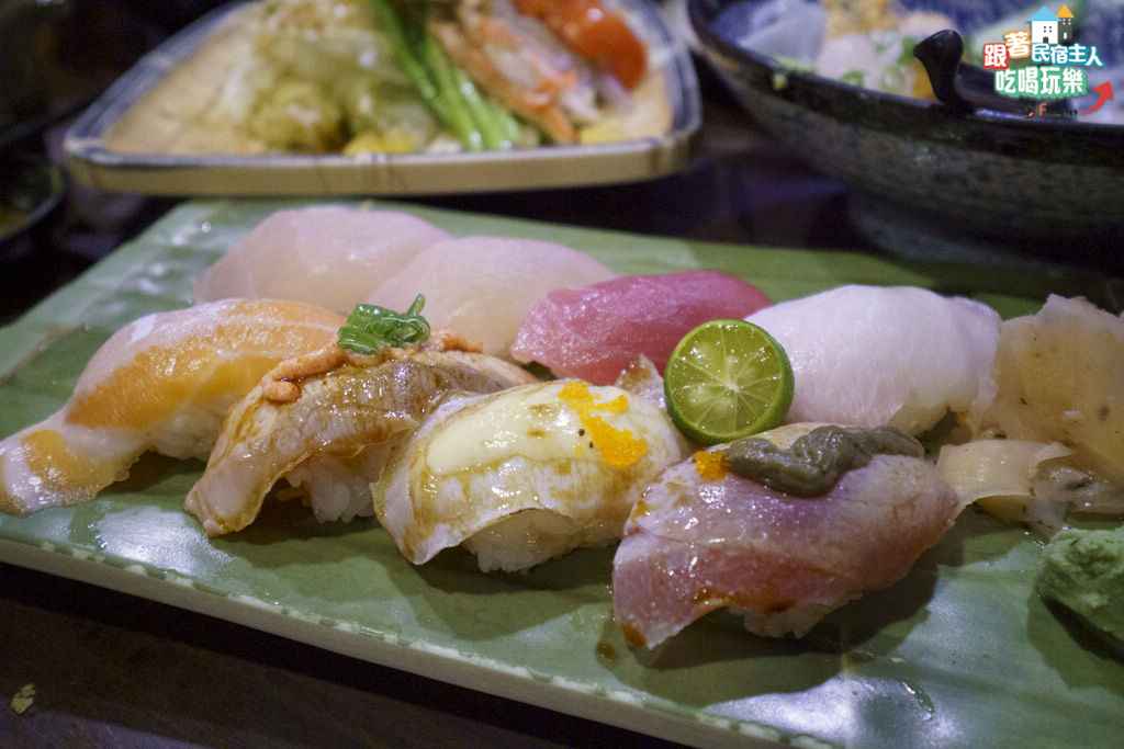八丼蔬菜盤,蘆筍翠綠、番茄鮮紅、紫洋蔥紫紅交錯排列,清爽開胃
