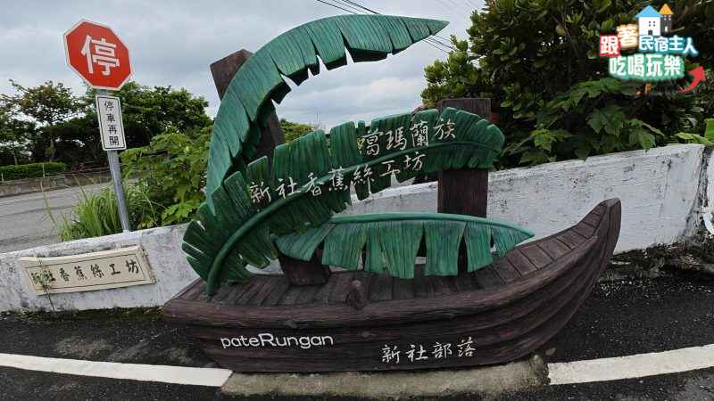 工坊室內陳列的傳統木織機,經線與緯線清楚分明