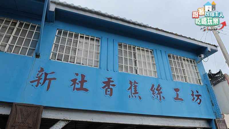 展示架上各式香蕉絲編織包與帽,保留植物纖維原色紋理