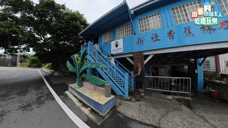 工坊牆面貼有噶瑪蘭族遷徙歷史與香蕉絲製程的圖文說明