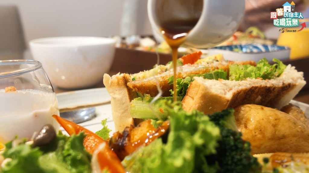 咖兜泰式檸檬清蒸魚整尾上桌,魚皮油亮鋪著蔥絲與辣椒末