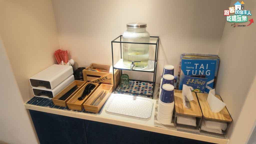 咖兜炸雞排套餐金黃外皮配薯條鬆餅與莓果粉紅漸層飲品