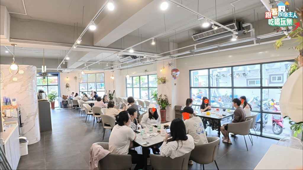 咖兜CUDDLE UP發光招牌嵌在牆面,旁邊擺放多盆綠色植物